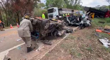 Acidente envolvendo 18 veículos, na BR-414, em Goiás, deixa quatro pessoas mortas.