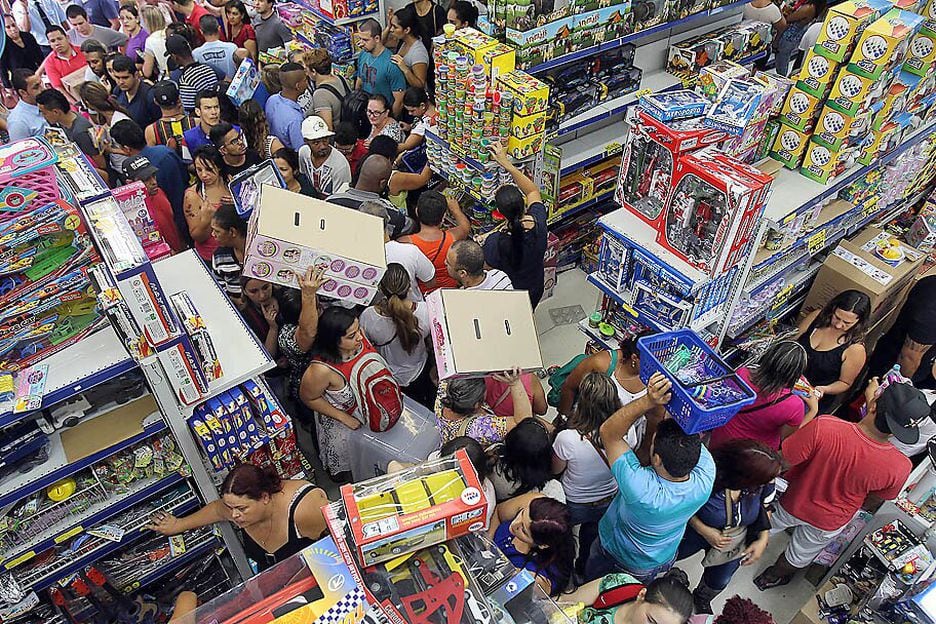 Consumidores lotam as lojas da rua 25 de Março antes do dia Das Crianças, em São Paulo. Foto: Felipe Rau / Estadão
