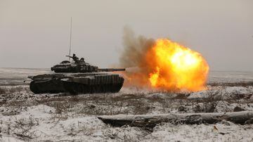 Tanque russo dispara durante exercício militar perto da cidade Rostov, na fronteira com a Ucrânia. Foto: AP