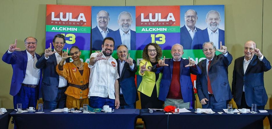 Ex-candidatos à Presidência se reuniram com Lula para declarar apoio. Da esq. para a dir.: Geraldo Alckmin (PSB), Fernando Haddad (PT), Marina Silva (Rede), Guilherme Boulos (PSOL), Cristovam Buarque (Cidadania), Luciana Genro (PSOL), Lula (PT), João Goulart Filho (PCdoB) e Henrique Meirelles (União Brasil)