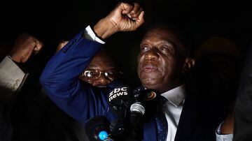 Emmerson Mnangagwa volta ao Zimbábue para discurso na sede do partido Zanu-PF. Foto: AFP PHOTO / Zinyange AUNTONY