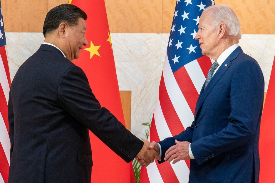 O presidente dos EUA, Joe Biden, e o presidente chinês, Xi Jinping, apertam as mãos antes de uma reunião na cúpula do G20, em 14 de novembro de 2022, em Bali, Indonésia