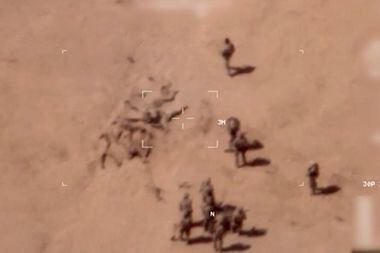 Imagem capturada por drone mostra soldados queimando corpos próximos a uma base militar em Mali. França afirma que responsáveis são militares russos contratados para atuar no país