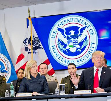 Donald Trump visita o Departamento de Segurança Nacional em Virginia