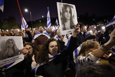 Pessoas exibem imagens das vítimas do ataque terrorista do Hamas em uma manifestação de apoio a Israel, em 11 de outubro de 2023 