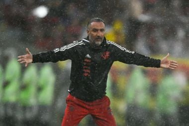 Debaixo de muita chuva, Vítor Pereira tenta orientar Flamengo contra o Del Valle no Maracanã. 