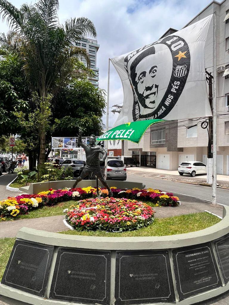 Estátua de Pelé fica em frente à padaria na região central de Santos.