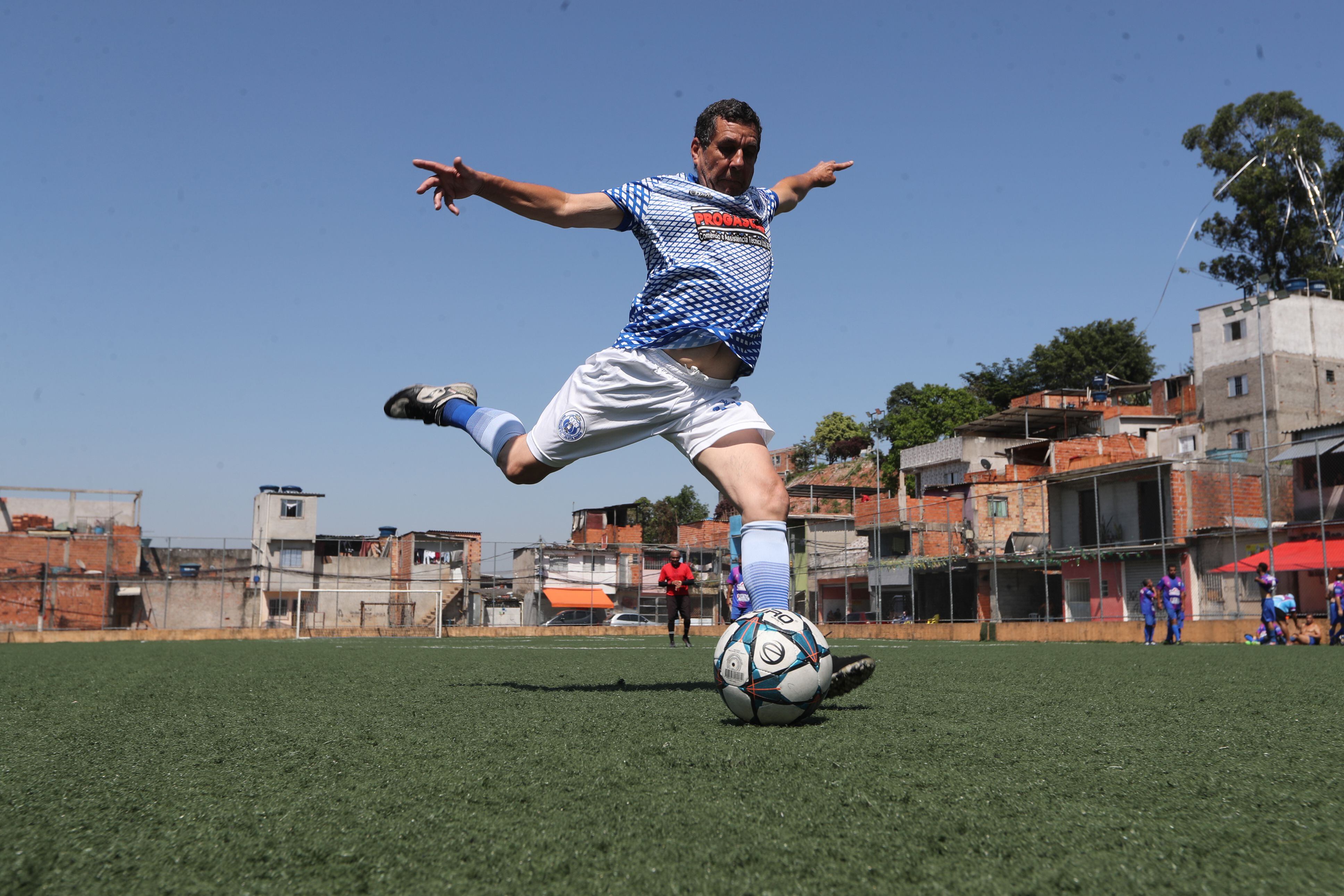 Futebol de fim de semana emagrece? Riscos e benefícios