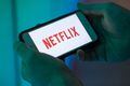 Netflix planeja lançar planos de assinaturas de menor custo e com anúncios