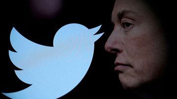 FILE PHOTO: Twitter logo and a photo of Elon Musk are displayed through magnifier in this illustration taken October 27, 2022. REUTERS/Dado Ruvic/Illustration/File Photo. Foto: Dado Ruvic/Reuters 