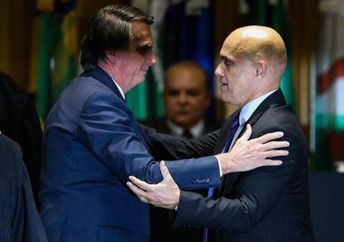 Jair Bolsonaro cumprimenta Alexandre de Moraes em cerimônia no TST; , presidente tentou denúncia-crime contra ministro no Supremo e insiste na PGR 