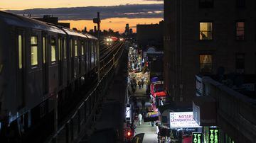 — EMBARGO: NO ELECTRONIC DISTRIBUTION, WEB POSTING OR STREET SALES BEFORE 3 A.M. ET ON SUNDAY, DEC. 3, 2023. NO EXCEPTIONS FOR ANY REASONS — An elevated subway track in Corona, Queens, where thousands of newly arrived Venezuelan migrants are making their home in the city, on Nov. 27, 2023. The Venezuelan newcomers — like generations of immigrants before them — have increasingly come together in the city, bringing their food, culture and identity to corners where there was none before and, in the process, taking the first steps toward staking a claim to a neighborhood of their own. (Todd Heisler/The New York Times). Foto: Todd Heisler/The New York Times