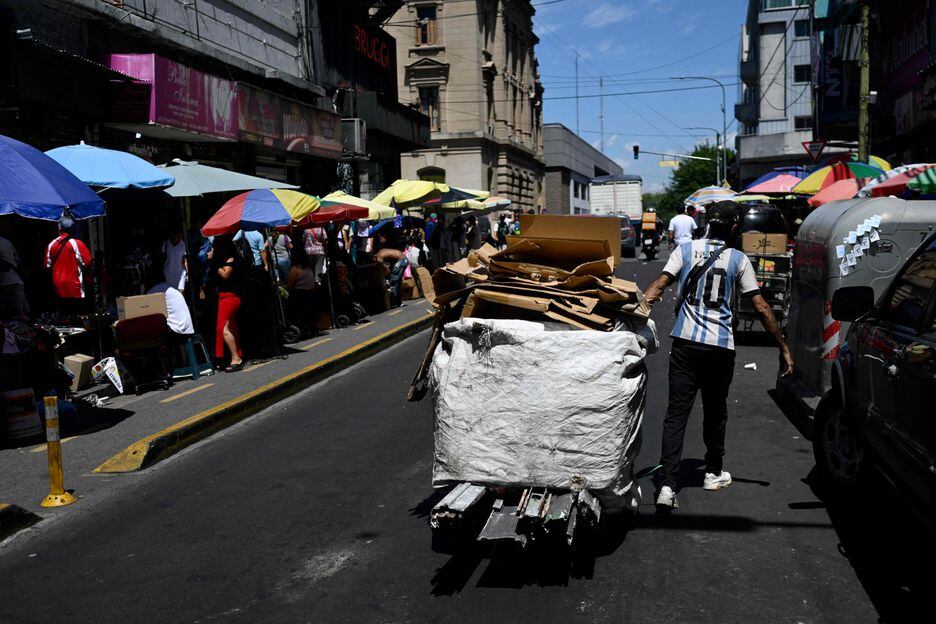 Imagem do dia 3 mostra rua de Buenos Aires, capital da Argentina. Inflação na cidade chegou a 21,1% entre dezembro e janeiro