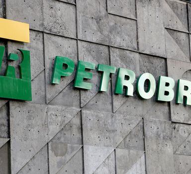 Petrobras;estatal explica que, diferentemente, de um poço produtor de petróleo, um poço exploratório tem como objetivo obter informações sobre as características das rochas perfuradas, sua geologia, pressões existentes e presença de reservatórios com petróleo ou gás