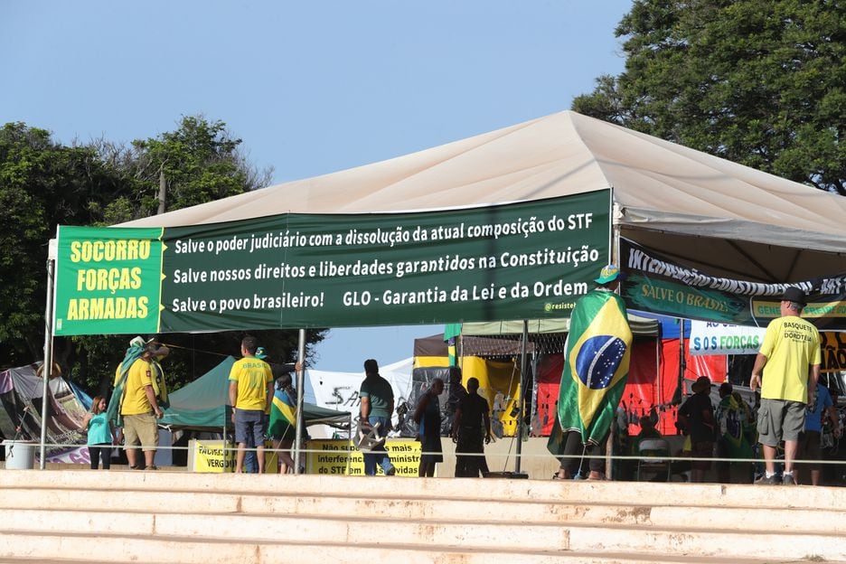 Apoiadores de Bolsonaro estiverem na porta do Palácio da Alvorada nesta sexta-feira, 30. FOTO WILTON JUNIOR / ESTADÃO