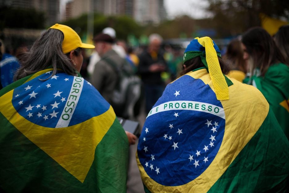Apoiadores do presidente Bolsonaro convocaram manifestações em todo o país, em frente a quartéis. 