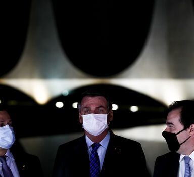 Davi Alcolumbre, Jair Bolsonaro e Rodrigo Maia durante pronunciamento pela defesa do teto de gastos no Palácio da Alvorada.
