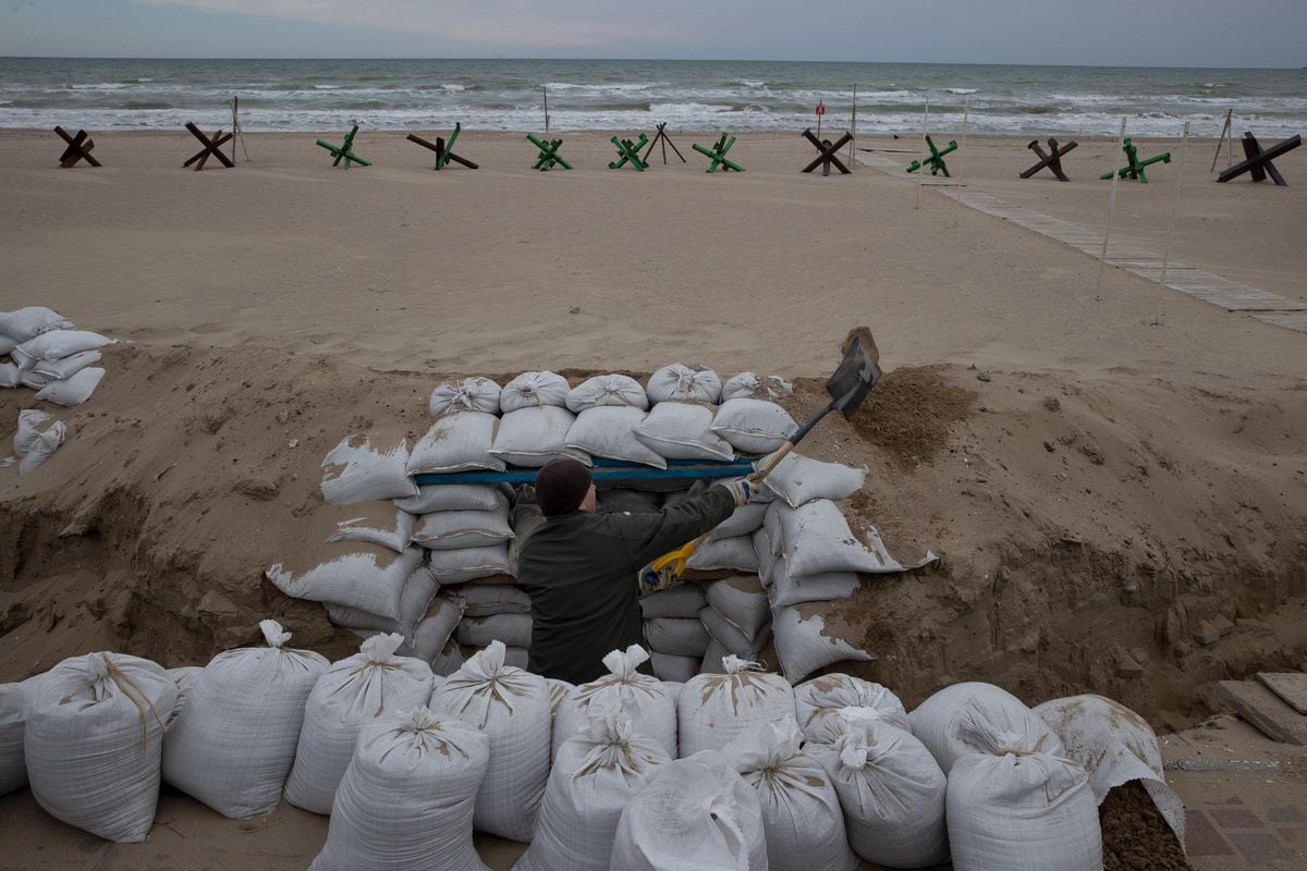 Soldado do Exército Ucraniano prepara defesas em uma posição à beira-mar em Odesa, na Ucrânia, em 16 de março de 2022