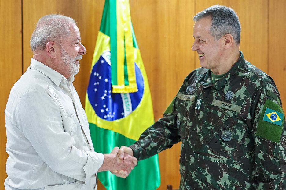 Lula recebe o general Tomás em Brasília, após nomeá-lo comandante do Exército, no sábado