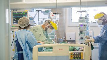 Médicos e enfermeiros fazem procedimento em paciente com mais de 80 anos infectado pelo novo coronavírus, no Hospital Instituto de Infectologia Emílio Ribas. Foto: TIAGO QUEIROZ / ESTADAO