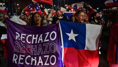 Chilenos comemoram vitória do 'rechazo' no referendo sobre a nova Constituição. Foto: Martin Bernetti/ AFP