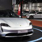 Modelo Porsche Taycan à mostra na Expo de Bangkok, na Tailândia, em 2024; fabricantes de carros de luxo buscam carregamento rápido
. Foto: NARONG SANGNAK/EFE/EPA