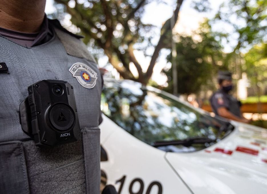 Também chamadas de 'bodycams', as câmeras acopladas às fardas foram implementadas em São Paulo durante o governo de João Doria.