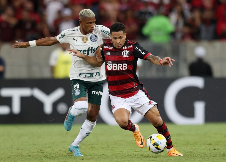 Danilo, do Palmeiras, e João Gomes, do Flamengo, disputam a bola em uma partida do Brasileirão. Os dois podem ganhar chance de estrear pela seleção brasileira.