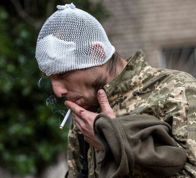 Um soldado ucraniano fuma nas proximidades de um hospital em Severodonetsk