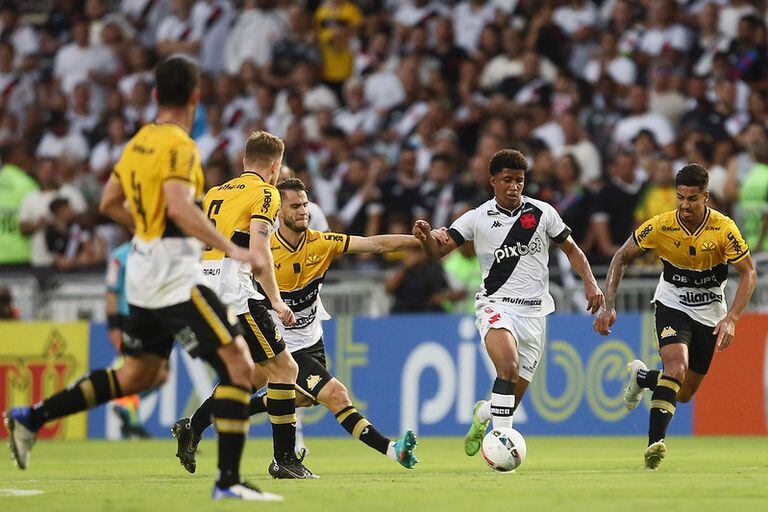 O Vasco precisa apenas empatar com o Sampaio Corrêa para retornar à Série A do Brasileirão.