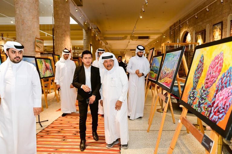 Faisal Bin Qassim Al Thani acompanhando uma exposição temporária em seu museu 