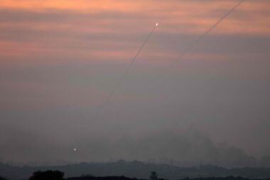 Uma foto tirada da cidade de Sderot, no sul de Israel, em 26 de outubro de 2023, mostra foguetes disparados da Faixa de Gaza em direção a Israel, em meio às contínuas batalhas entre Israel e o movimento palestino Hamas.