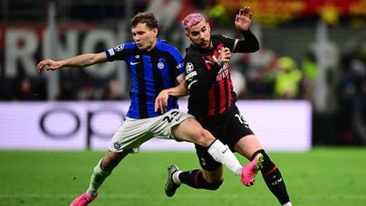 TOPSHOT - Inter Milan's Italian midfielder Nicolo Barella (L) and AC Milan's French defender Theo Hernandez go for the ball during the UEFA Champions League semi-final first leg football match between AC Milan and Inter Milan, on May 10, 2023 at the San Siro stadium in Milan. (Photo by Marco BERTORELLO / AFP). Foto: Marco Bertorello / AFP