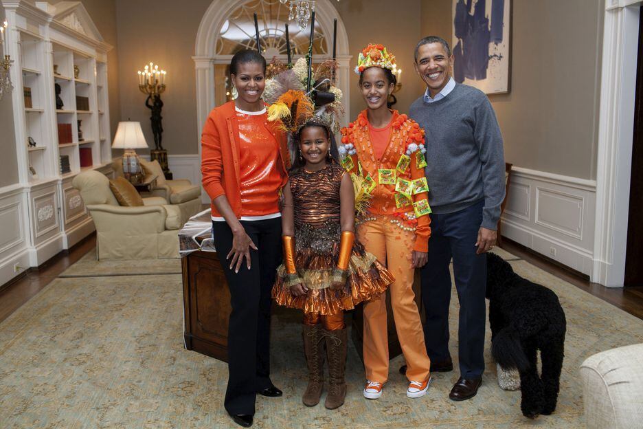 Família Obama vestida para a Festa de Halloween da Casa Branca. A foto integra o novo livro de Michelle Obama, 'Nossa Luz Interior', que está sendo publicado mundialmente no dia 15 de novembro. No Brasil, o lançamento é da Companhia das Letras Crédito: Pete Souza