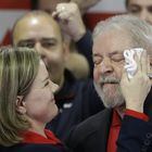 â??Não adianta chorar, a nega tá lá dentroâ?: fim de jogo, Lula e Gleisi. Foto: Andre Penner (AP)