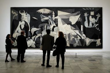 Picasso, inconformado com a violência da guerra civil, foi rápido em pintar a atrocidade franquista em Guernica: obra está exposta no Museu Reina Sofia, em Madri
