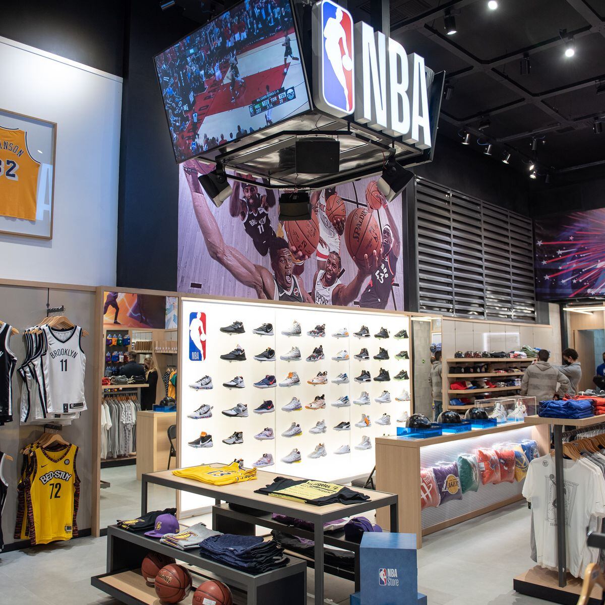 NBA abre sua quarta maior loja do mundo em São Paulo - Estadão
