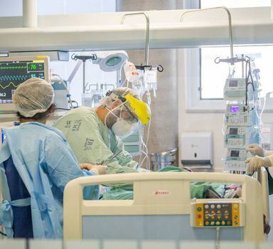 Médicos tratam paciente em hospital de São Paulo