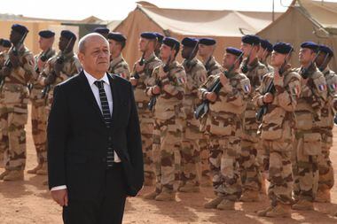 Ministro da Defesa da França, Jean-Yves Le Drian, durante uma cerimônia com soldados franceses em Mali, no dia 2 de janeiro de 2015. França liderou uma intervenção militar internacional no país a partir de 2012 para combater jihadistas