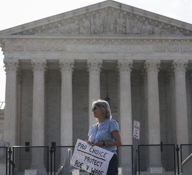 WASHINGTON, DC - JUNE 23: An abortion rights activist protests next to anti-abortion rights activists in front of the U.S. Supreme Court Building on June 23, 2022 in Washington, DC. Decisions are expected in nine more cases before the end of the Court's current session, with some activists waiting on a highly-anticipated ruling on the potential overturning of Roe vs Wade.   Anna Moneymaker/Getty Images/AFP
== FOR NEWSPAPERS, INTERNET, TELCOS & TELEVISION USE ONLY ==