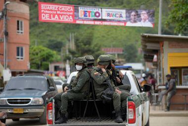 Policiais patrulham área de campanha do senador Gustavo Petro, candidato à presidência da Colômbia 