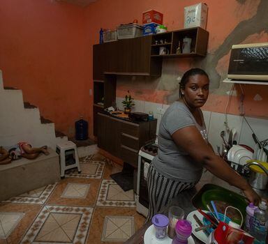 Laryssa da Silva muda rotinas para cuidar de dois filhos, comida e limpeza sem água