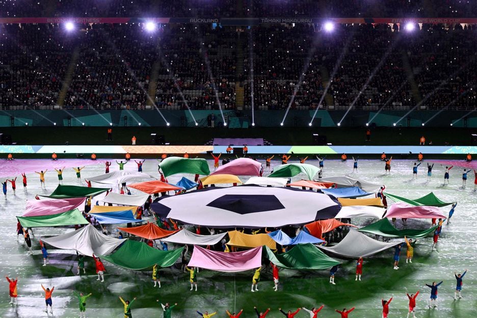 O logo da competição foi formado por dançarinos carregando panos durante a abertura de cerimônia da Copa do Mundo Feminina 2023. 