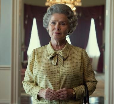 Imelda Staunton como rainha Elizabeth II em "The Crown. (Alex Bailey/Netflix via AP)