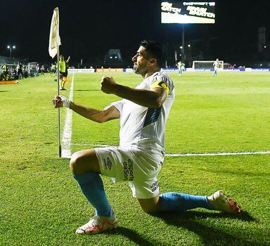 Suárez celebra um de seus três gols pelo Grêmio contra o Botafogo