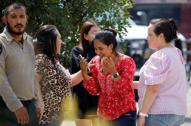 Mulher reage fora do centro cívico de Uvalde, nos EUA, após ataque a tiros matar 14 crianças e 1 professor em escola infantil nesta terça-feira, 24