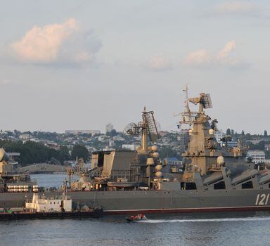 O navio Moskva em imagem de 2011 durante uma parada militar na base de Sevastopol