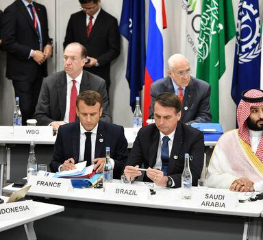 O presidente francês, Emmanuel Macron, ao lado do mandatário brasileiro, Jair Bolsonaro, durante encontro do G-20