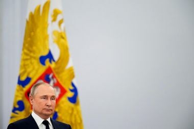 Vladimir Putin ouve o hino nacional russo após discursar aos medalhistas dos Jogos de Inverno na China, no Kremlin, em 26 de abril 