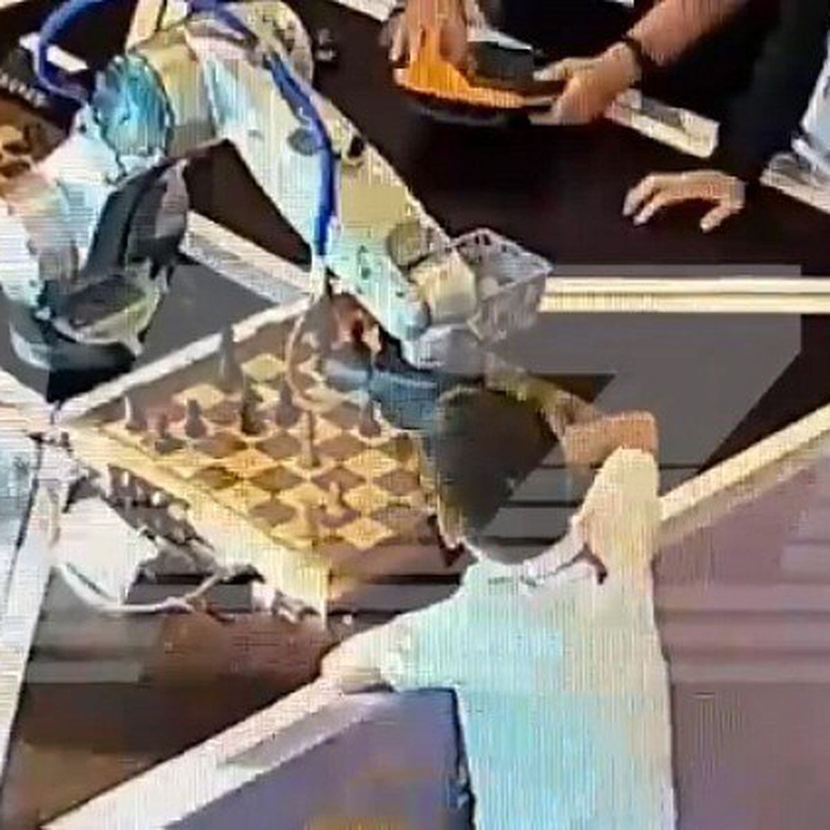 Robô jogador de xadrez quebra o dedo de menino de sete anos
